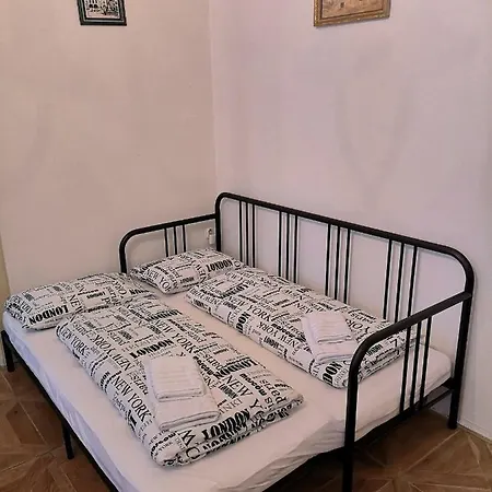 2 Apartment, For 6 People, 72m². Fully Furnished, Kitchen, Air Conditioning, Fireplace! 1, Center, 5min Walk To Wenceslas Square. Skolska Street, Nove Mesto