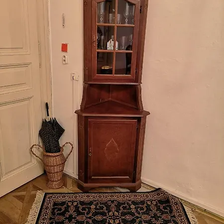 Apartment 2 Apartment, For 6 People, 72m². Fully Furnished, Kitchen, Air Conditioning, Fireplace! 1, Center, 5min Walk To Wenceslas Square. Skolska Street, Nove Mesto
