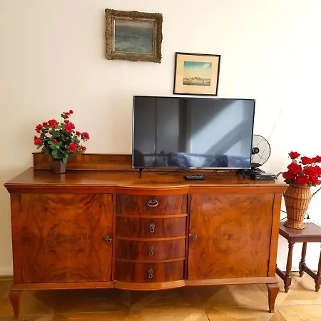 2 Apartment, For 6 People, 72m². Fully Furnished, Kitchen, Air Conditioning, Fireplace! 1, Center, 5min Walk To Wenceslas Square. Skolska Street, Nove Mesto Apartment Prag